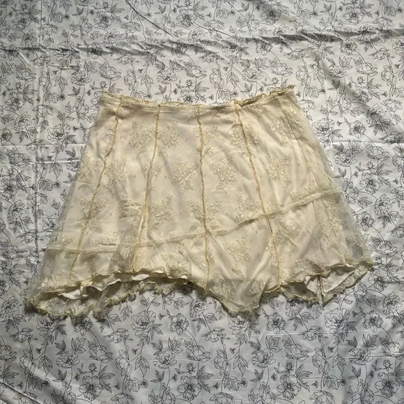 NWT Urban Outfitters Lace Mini Skirt - Picture 3 of 3